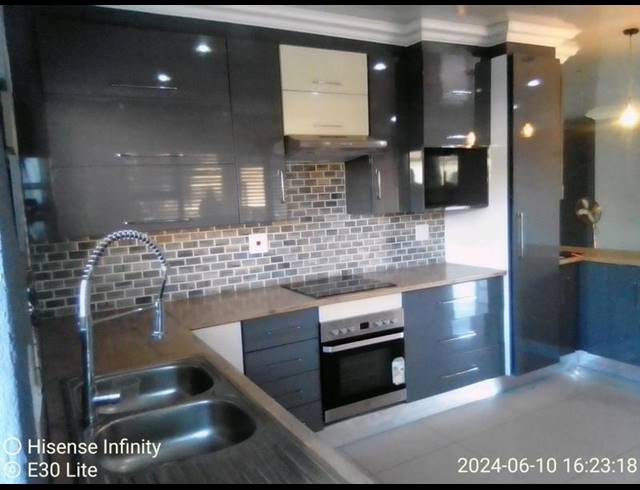 4 BEDROOM HOUSE FOR SALE IN THE ORCHARDS